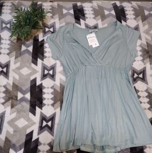 🌿 Sage green maternity blouse